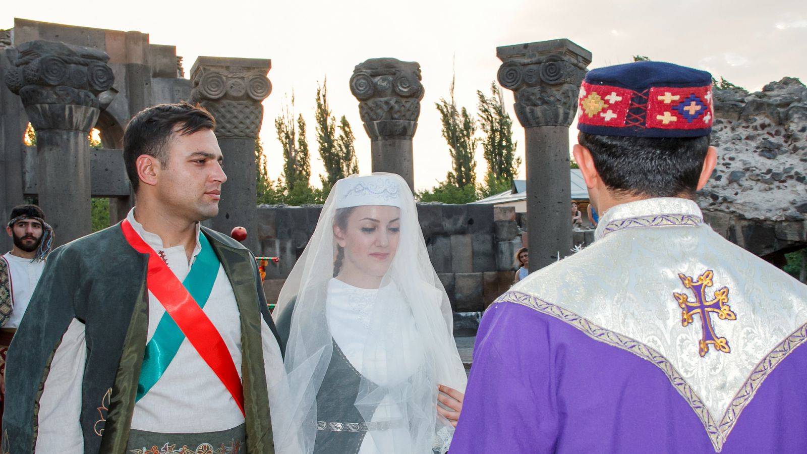 Сон армяне. Свадьба армян. Армянский свадебный наряд. Традиционное свадебное платье армян. Армянская свадьба традиции.