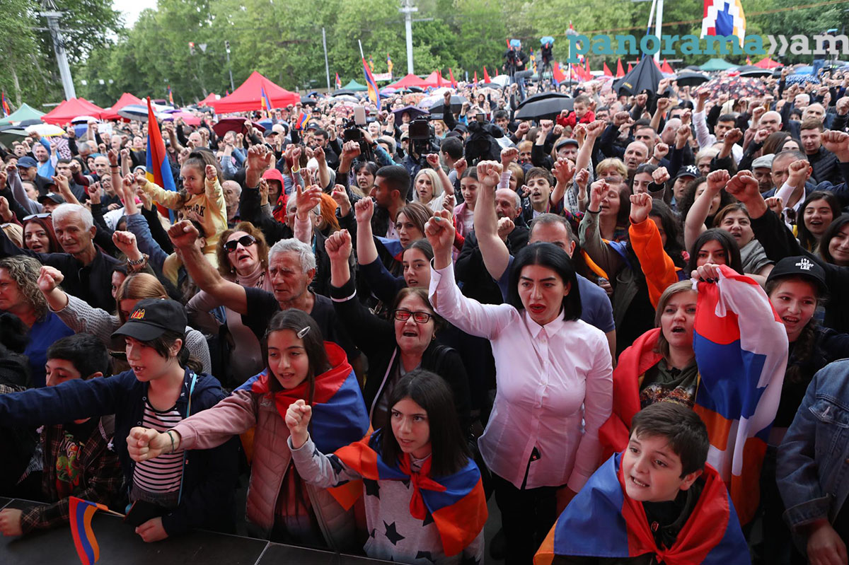 Что творится в армении. Митинги в Армении 2022. Оппозиция Армении. Армения люди. Парад в Армении 2022.