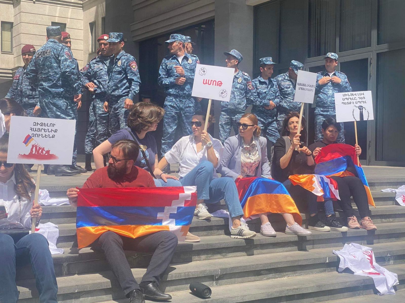 Армения новости канала. Протесты в Армении. Позор Армении. Украинские женщины с кровоточащими трусами акции протеста.