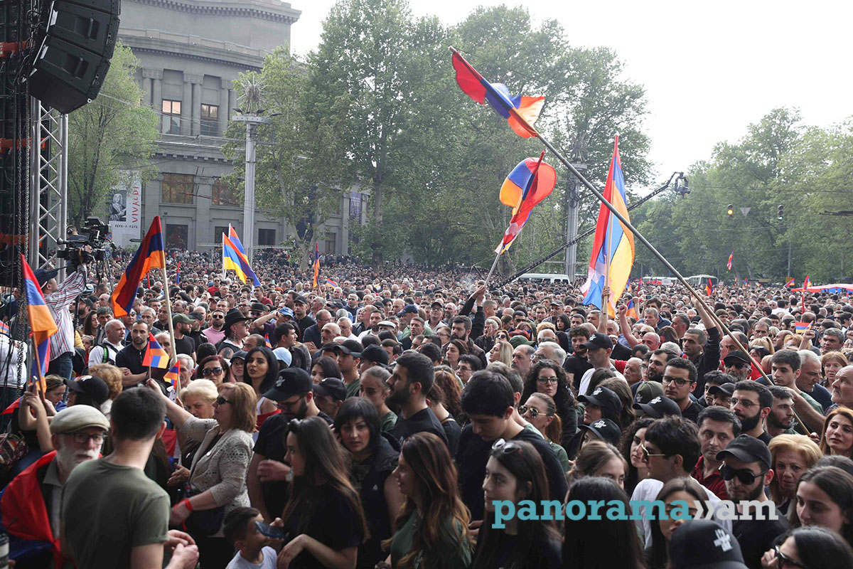 Ереван франция. Митинг в Ереване площадь Франции. Митинг шествие в Ереване. Люди на площади. Демонстрации во Франции сейчас.