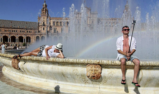Первая волна жары пришла на пиренейский. Испанцы летом жара. Жара в Испании. Испанцы летом жара Москва. Испания как избавляются от жары.