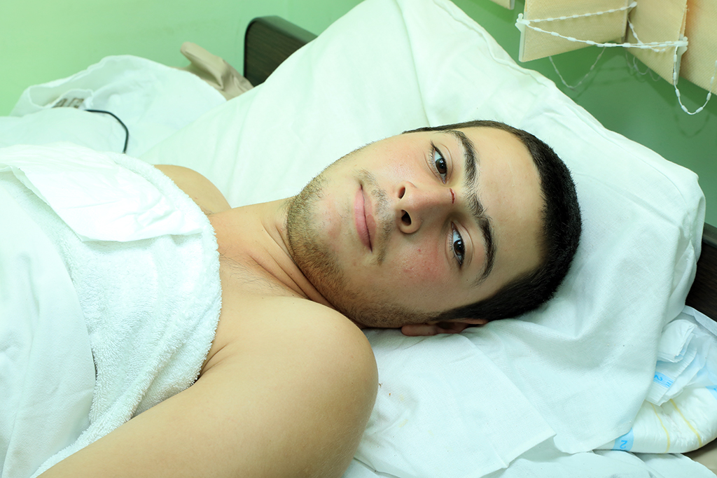 Раненые в больнице москвы. Раненный военный в больнице. Раненные военнослужащие.