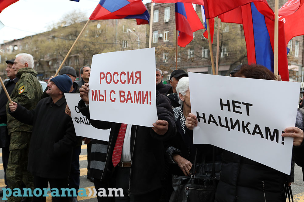 Армения поддерживает россию. Лозунги в поддержку России. Плакаты в поддержку Украины. Антироссийские лозунги на Украине. Плакаты в поддержку России.