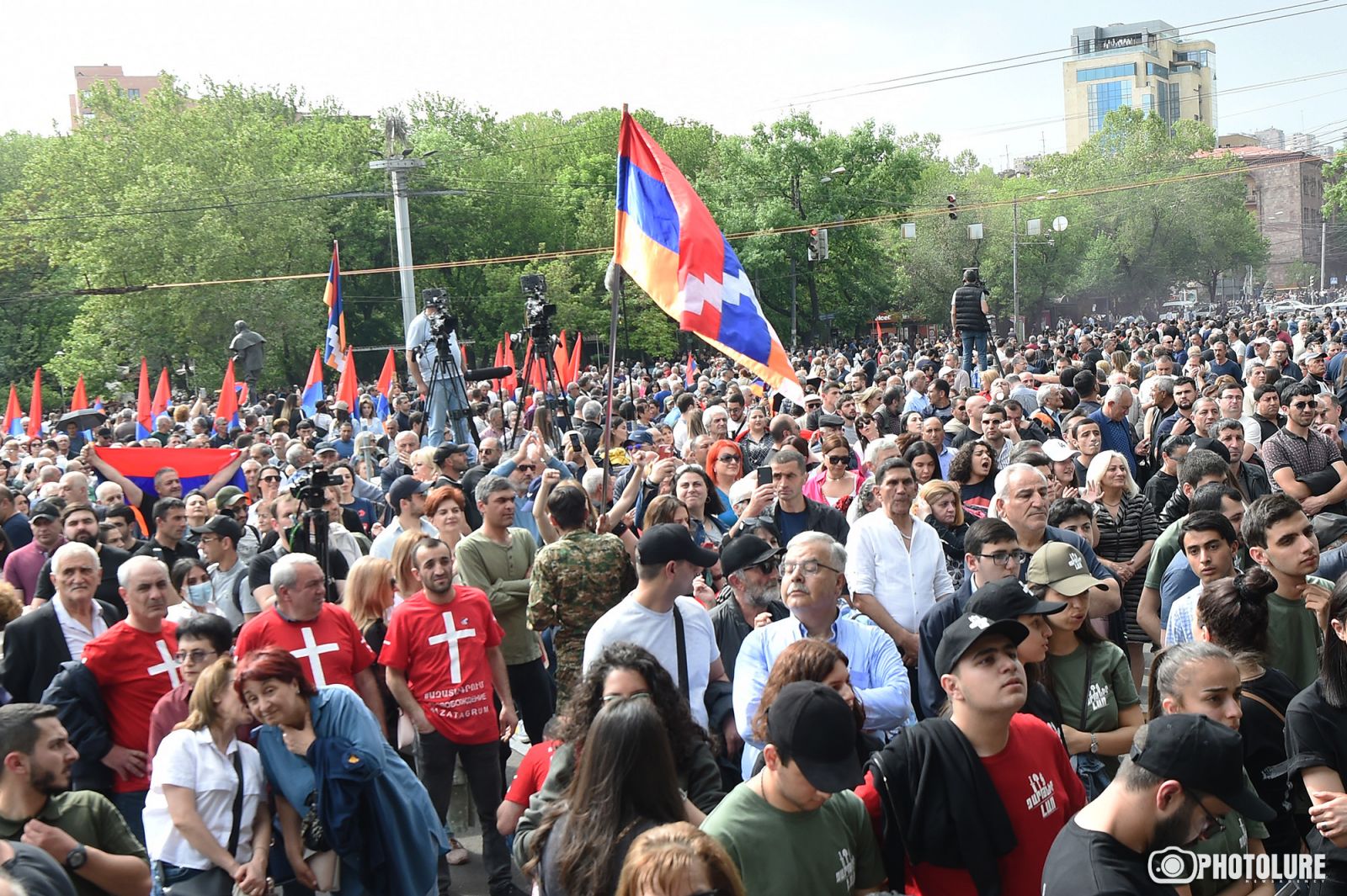 Армения новости канала. Митинги в Армении 2022. Армения митинги оппозиции 2022. Митинг в Ереване площадь Франции. Митинги в Армении сейчас 2022 года.