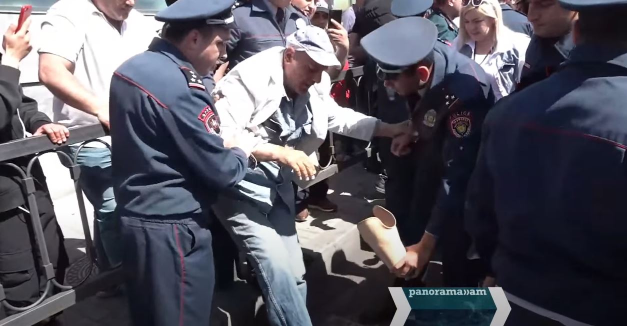 Տեսանյութ. «Ձեր շոուն արեք, գնացեք». Ոստիկանների հետ քաշքշուկի հետևանքով քաղաքացու ոտքի պրոթեզը դուրս եկավ