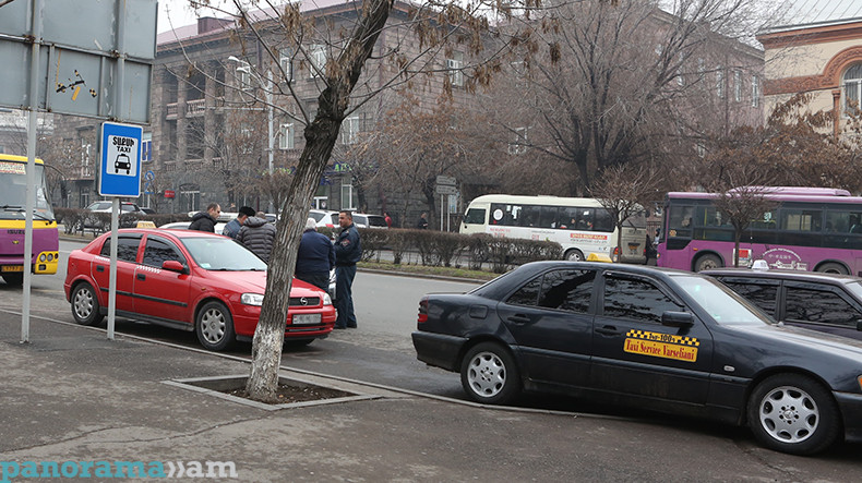 Водитель ереване. Ереван водитель. Памятник таксисты в Ереване. Ваш личный водитель в Ереване. 53 Автобус Ереван.
